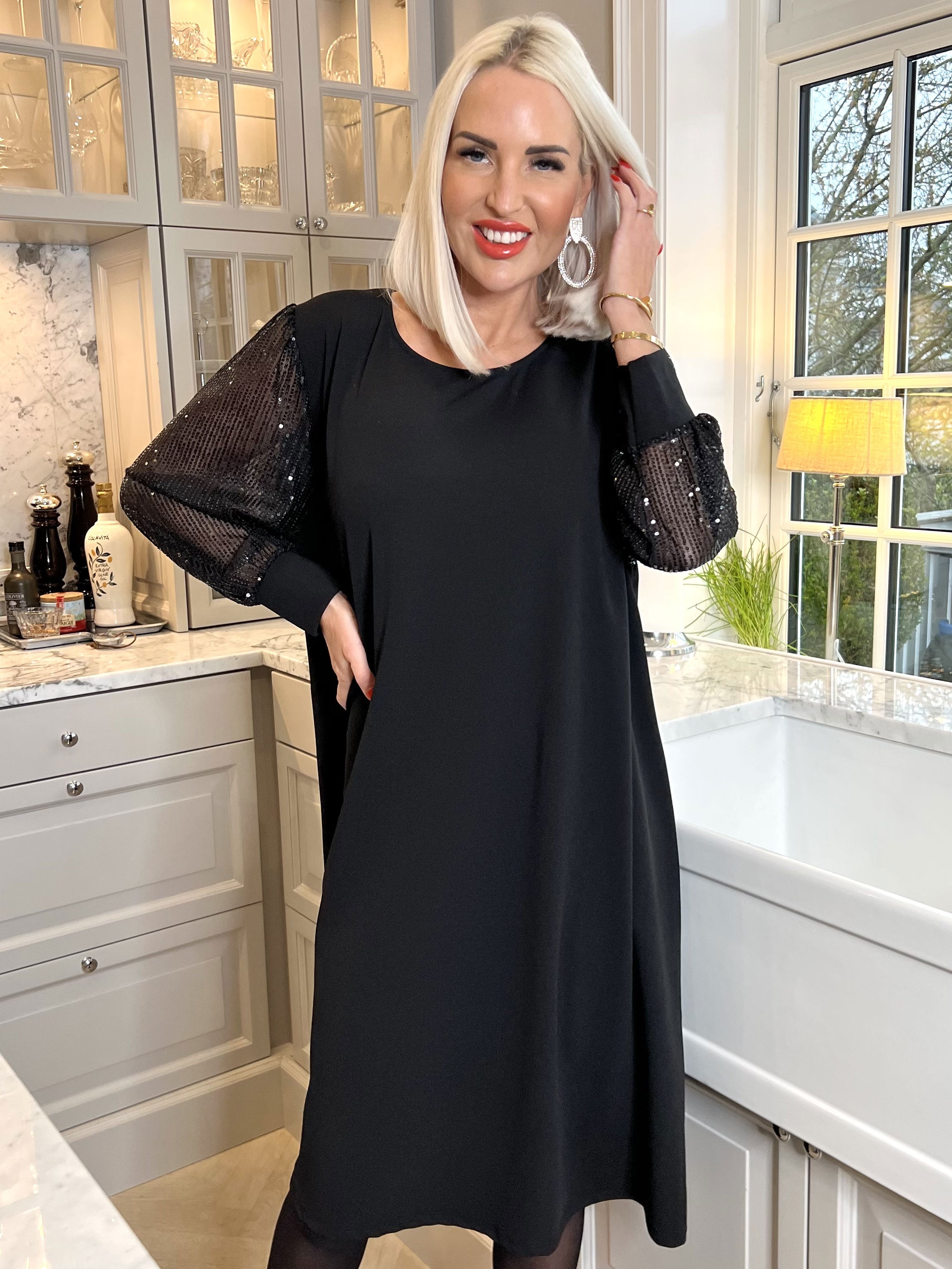 Djamila - Smuk kjole med paillet ærmer